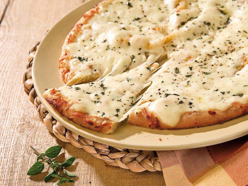 White Pizza Recipe with Ricotta, Mozzarella and Parmesan - Taste and Tell